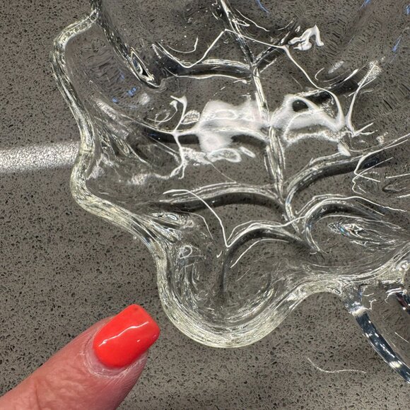 Clear Glass Leaf Bowls – Vintage Pressed Glass – Set of 3 - Picture 8 of 8